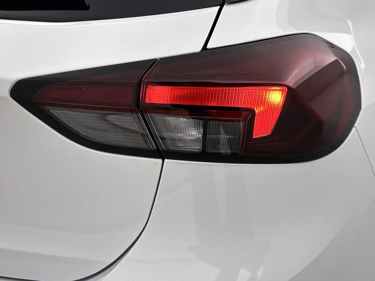 e-Launch Edition 50 kWh Adaptieve Cruise | Stuur + Stoelverwarming | Apple Carplay Android Auto | 17'' | Camera | Draadloos laden |
