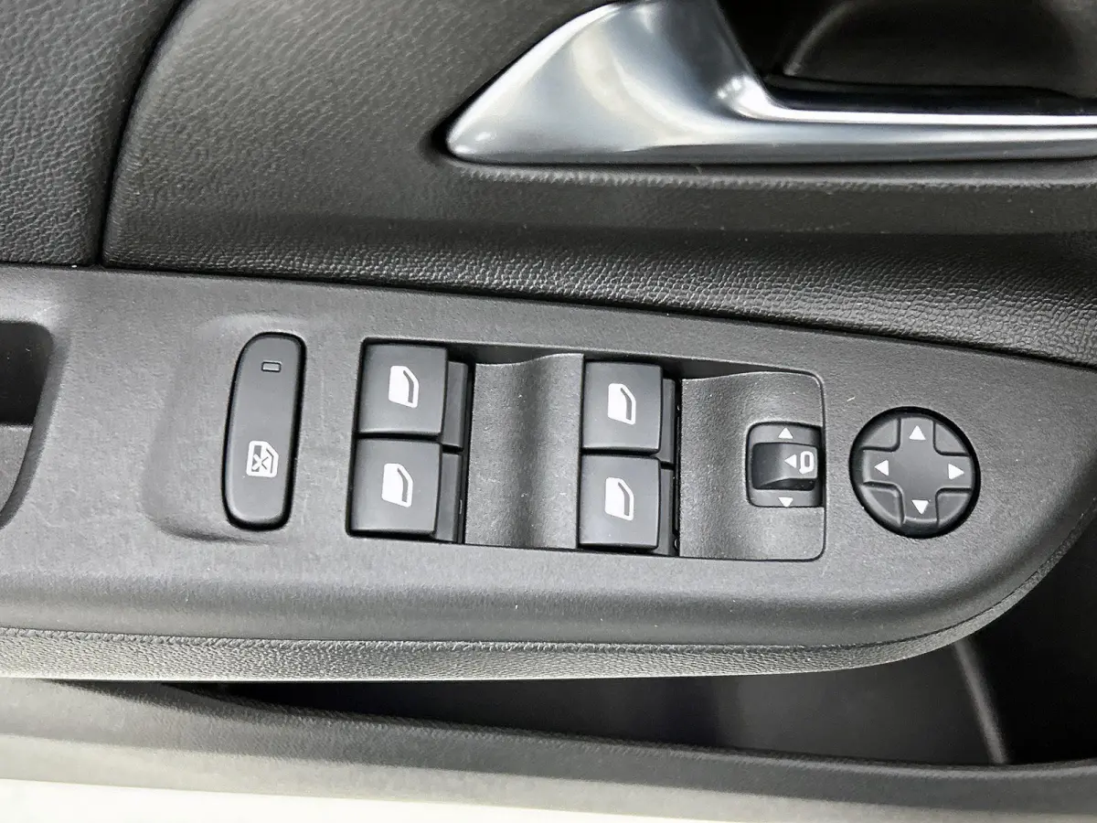 e-Launch Edition 50 kWh Adaptieve Cruise | Stuur + Stoelverwarming | Apple Carplay Android Auto | 17'' | Camera | Draadloos laden |