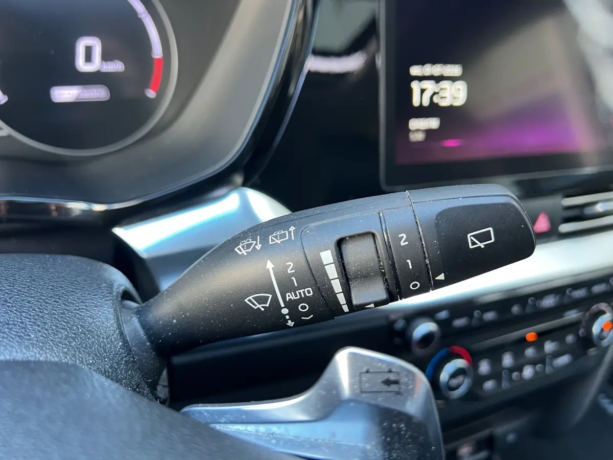 DynamicPlusLine 39 kWh 136pk | Camera | Carplay | Trekhaak | Adaptive cruise control | Schuifdak | Keyless entry | Parkeersensoren voor en achter | Half leder | Stoelverwarming | Stuurverwar