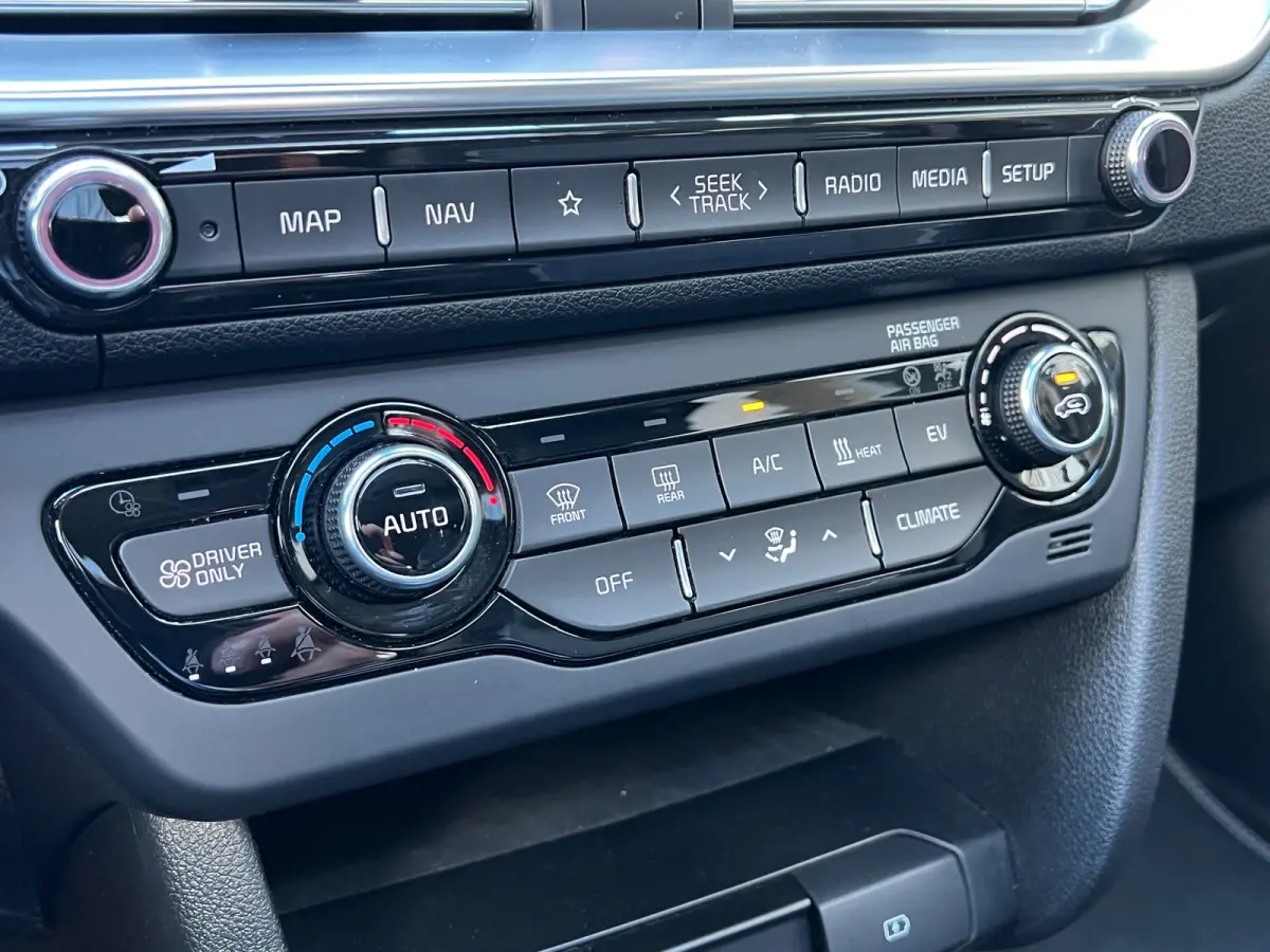 DynamicPlusLine 39 kWh 136pk | Camera | Carplay | Trekhaak | Adaptive cruise control | Schuifdak | Keyless entry | Parkeersensoren voor en achter | Half leder | Stoelverwarming | Stuurverwar