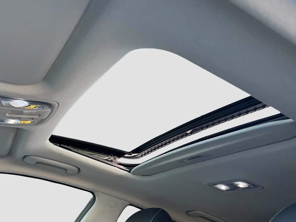 DynamicPlusLine 39 kWh 136pk | Camera | Carplay | Trekhaak | Adaptive cruise control | Schuifdak | Keyless entry | Parkeersensoren voor en achter | Half leder | Stoelverwarming | Stuurverwar