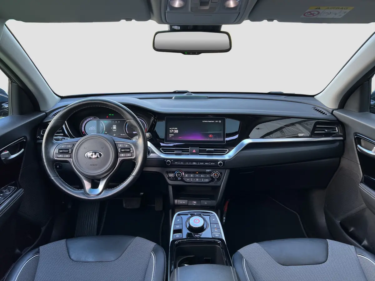 DynamicPlusLine 39 kWh 136pk | Camera | Carplay | Trekhaak | Adaptive cruise control | Schuifdak | Keyless entry | Parkeersensoren voor en achter | Half leder | Stoelverwarming | Stuurverwar
