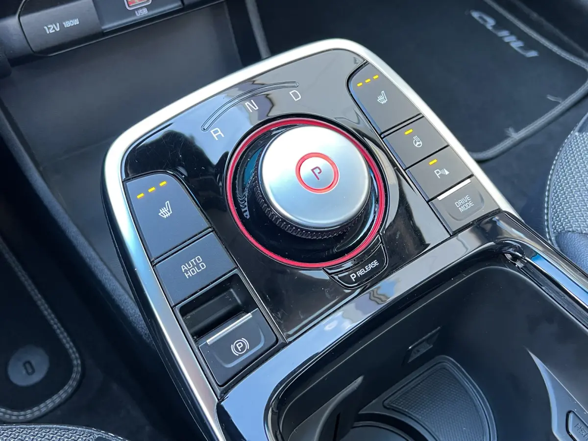 DynamicPlusLine 39 kWh 136pk | Camera | Carplay | Trekhaak | Adaptive cruise control | Schuifdak | Keyless entry | Parkeersensoren voor en achter | Half leder | Stoelverwarming | Stuurverwar