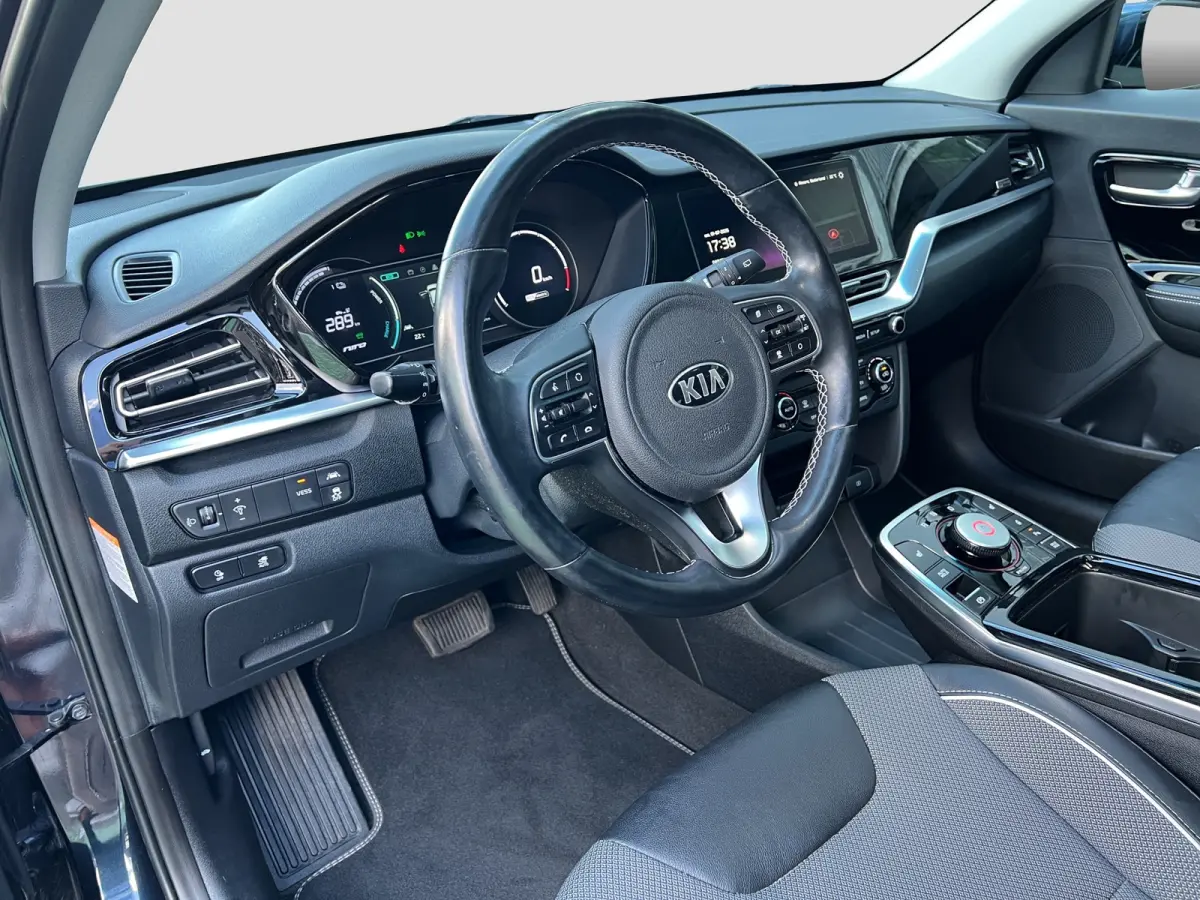 DynamicPlusLine 39 kWh 136pk | Camera | Carplay | Trekhaak | Adaptive cruise control | Schuifdak | Keyless entry | Parkeersensoren voor en achter | Half leder | Stoelverwarming | Stuurverwar
