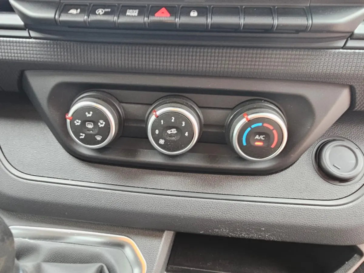 2.0 dCi 150PK T29 L1H1 Comfort | Automaat | LED | Trekhaak | Navi | Camera | PDC | App-Connect |
