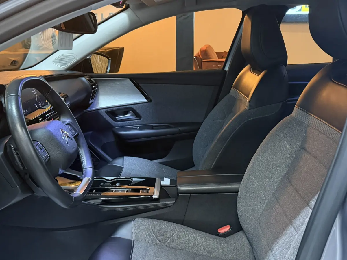 1.2 Feel |Trekhaak|Dealer Onderhouden|Allseason|CarPlay|2023|LED|Navi|Airco|PDC|Rijklaar