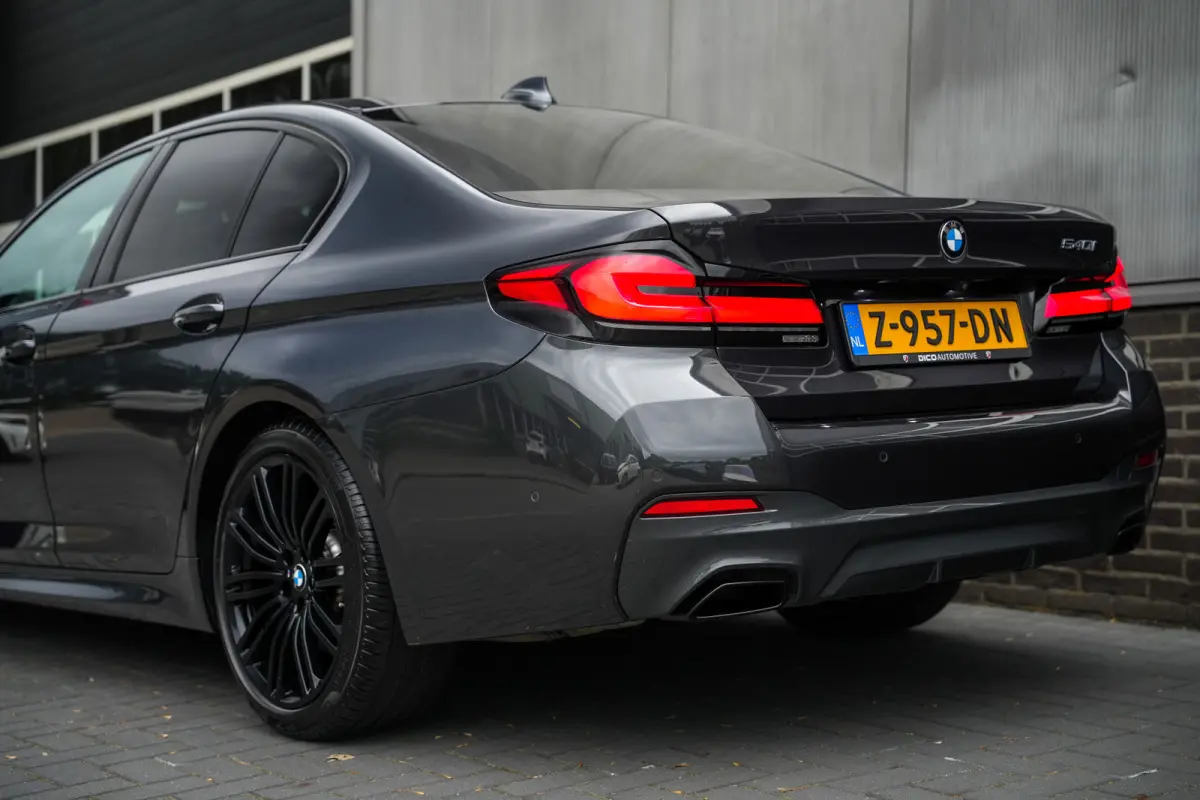 540i 334 pk High Executive M-Sportpakket / Led-Koplamp/ Adap.Cruise/ Sport-Stoelen/ Nappa-Leder/ Adap.Cruise/ Stoel.Verw/ Stuur.Verw/ Trekhaak/ 19'' LMV