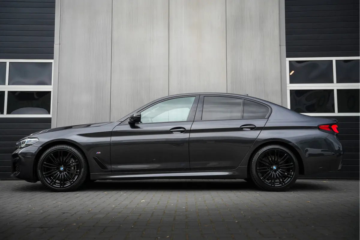 540i 334 pk High Executive M-Sportpakket / Led-Koplamp/ Adap.Cruise/ Sport-Stoelen/ Nappa-Leder/ Adap.Cruise/ Stoel.Verw/ Stuur.Verw/ Trekhaak/ 19'' LMV