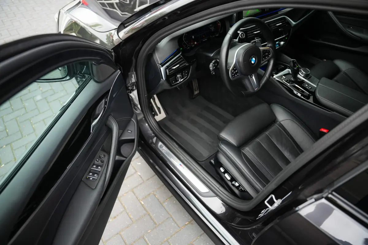540i 334 pk High Executive M-Sportpakket / Led-Koplamp/ Adap.Cruise/ Sport-Stoelen/ Nappa-Leder/ Adap.Cruise/ Stoel.Verw/ Stuur.Verw/ Trekhaak/ 19'' LMV