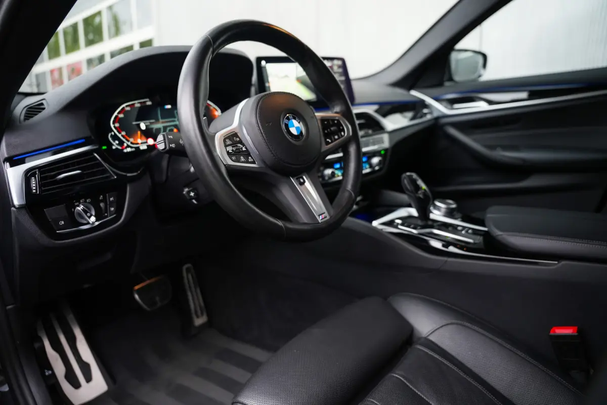 540i 334 pk High Executive M-Sportpakket / Led-Koplamp/ Adap.Cruise/ Sport-Stoelen/ Nappa-Leder/ Adap.Cruise/ Stoel.Verw/ Stuur.Verw/ Trekhaak/ 19'' LMV