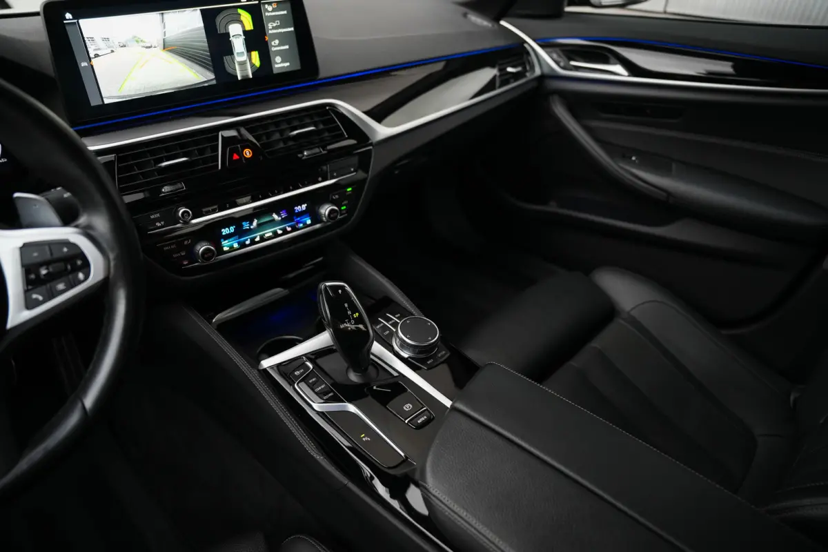 540i 334 pk High Executive M-Sportpakket / Led-Koplamp/ Adap.Cruise/ Sport-Stoelen/ Nappa-Leder/ Adap.Cruise/ Stoel.Verw/ Stuur.Verw/ Trekhaak/ 19'' LMV