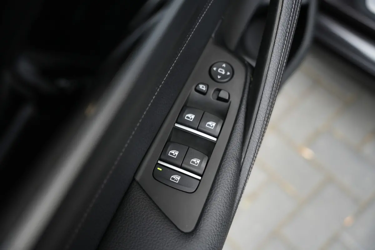 540i 334 pk High Executive M-Sportpakket / Led-Koplamp/ Adap.Cruise/ Sport-Stoelen/ Nappa-Leder/ Adap.Cruise/ Stoel.Verw/ Stuur.Verw/ Trekhaak/ 19'' LMV