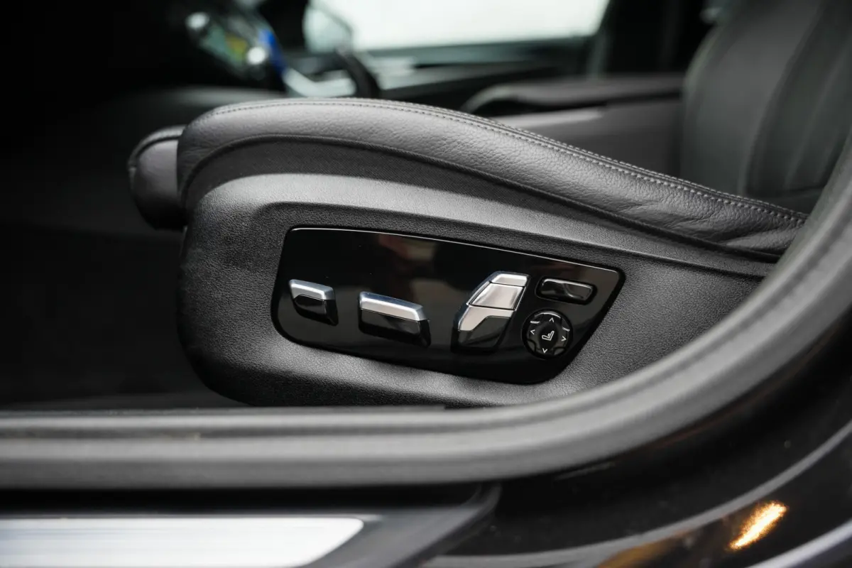 540i 334 pk High Executive M-Sportpakket / Led-Koplamp/ Adap.Cruise/ Sport-Stoelen/ Nappa-Leder/ Adap.Cruise/ Stoel.Verw/ Stuur.Verw/ Trekhaak/ 19'' LMV