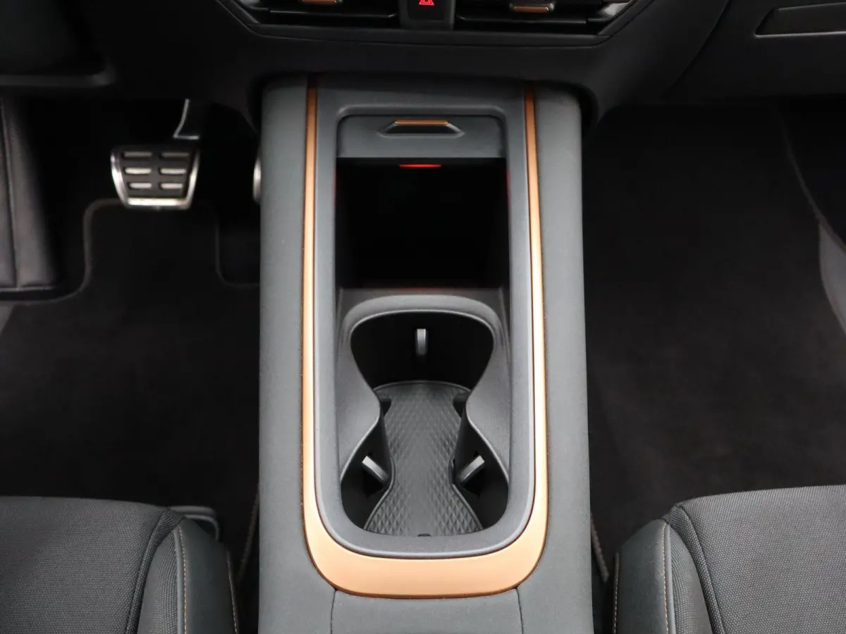 Business 62 kWh | Apple Carplay / Android Auto | Virtual Cockpit | Privacy Glass | Keyless |