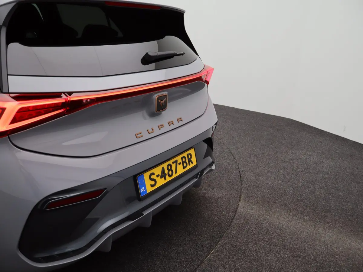 Business 62 kWh | Apple Carplay / Android Auto | Virtual Cockpit | Privacy Glass | Keyless |