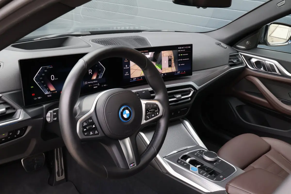 40 84 kWh High Executive M-SPORT l SOH 96,4% l H/K l HUD l 360 l SCHUIFDAK l DRAVITGRAU l SFEER l ORG.NL l 1e EIG l