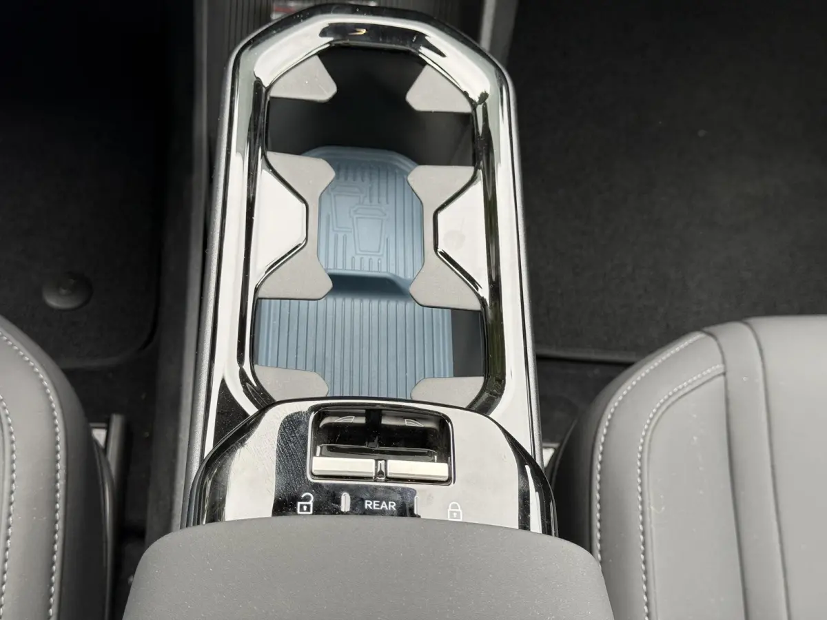 P8 AWD Ultra 69 kWh | Pano dak | BLIS | Elektrische stoelen | Keyless | Stoel & stuur verwarming |
