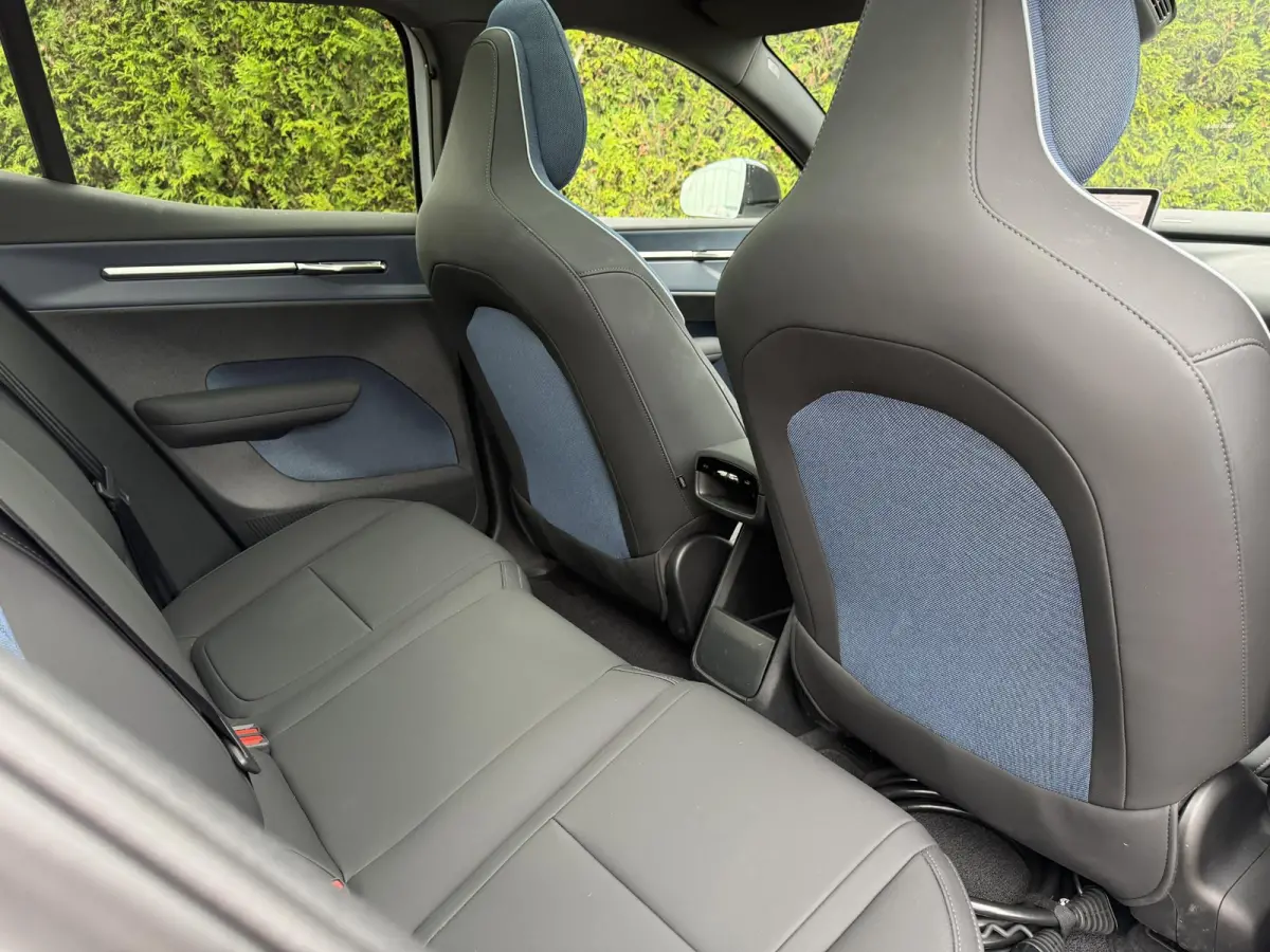 P8 AWD Ultra 69 kWh | Pano dak | BLIS | Elektrische stoelen | Keyless | Stoel & stuur verwarming |