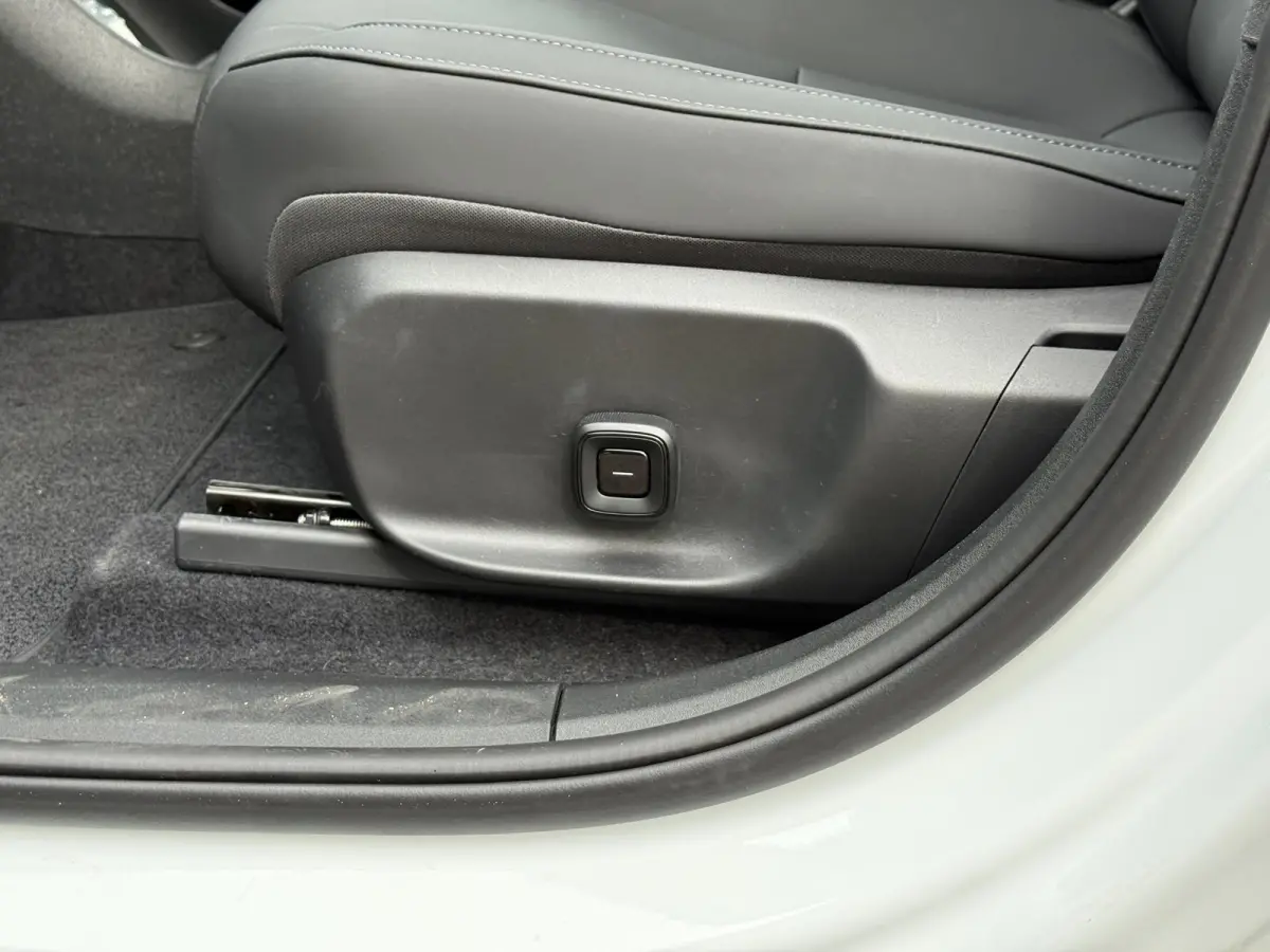P8 AWD Ultra 69 kWh | Pano dak | BLIS | Elektrische stoelen | Keyless | Stoel & stuur verwarming |