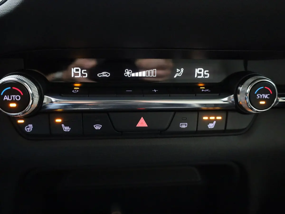 2.0 e-SkyActiv-X M Hybrid Luxury | Automaat | schuif-/kanteldak | Bose-audiosysteem | Leder | Trekhaak | Memory seats | DAB | Head up display | camera | Stoel- Stuurverwarming | Elektrische 