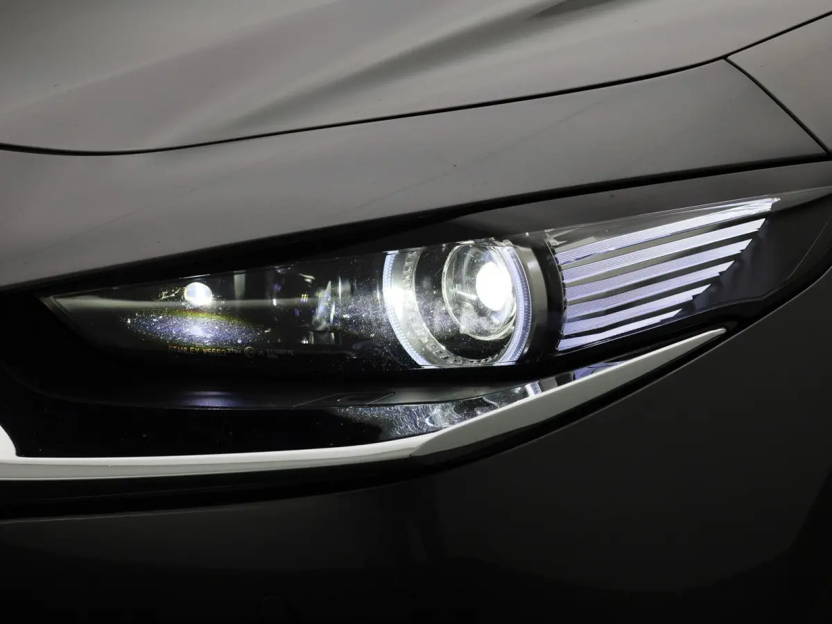 2.0 e-SkyActiv-X M Hybrid Luxury | Automaat | schuif-/kanteldak | Bose-audiosysteem | Leder | Trekhaak | Memory seats | DAB | Head up display | camera | Stoel- Stuurverwarming | Elektrische 