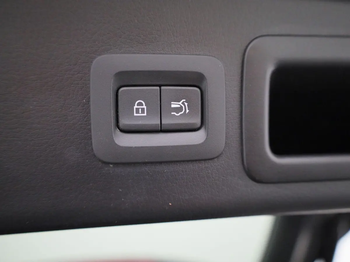 2.0 e-SkyActiv-X M Hybrid Luxury | Automaat | schuif-/kanteldak | Bose-audiosysteem | Leder | Trekhaak | Memory seats | DAB | Head up display | camera | Stoel- Stuurverwarming | Elektrische 
