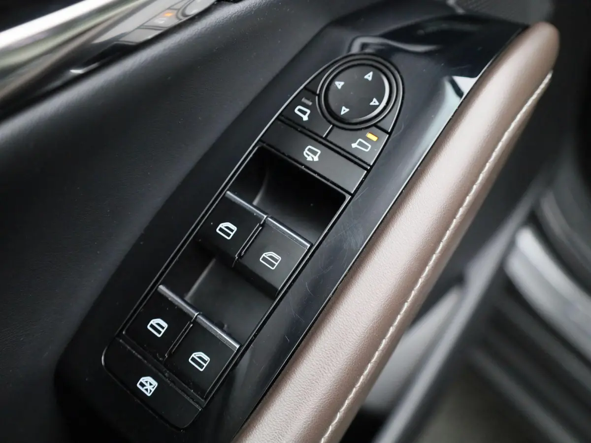 2.0 e-SkyActiv-X M Hybrid Luxury | Automaat | schuif-/kanteldak | Bose-audiosysteem | Leder | Trekhaak | Memory seats | DAB | Head up display | camera | Stoel- Stuurverwarming | Elektrische 