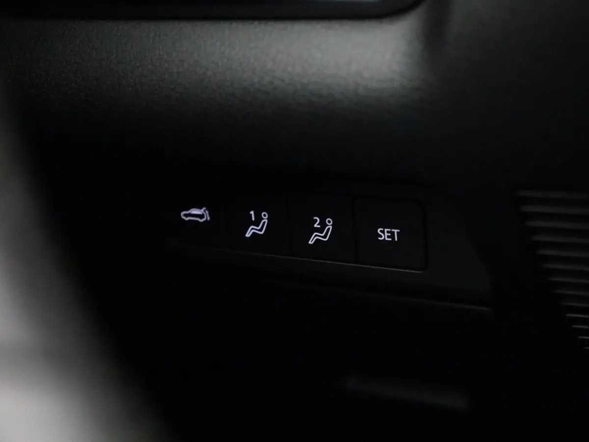 2.0 e-SkyActiv-X M Hybrid Luxury | Automaat | schuif-/kanteldak | Bose-audiosysteem | Leder | Trekhaak | Memory seats | DAB | Head up display | camera | Stoel- Stuurverwarming | Elektrische 