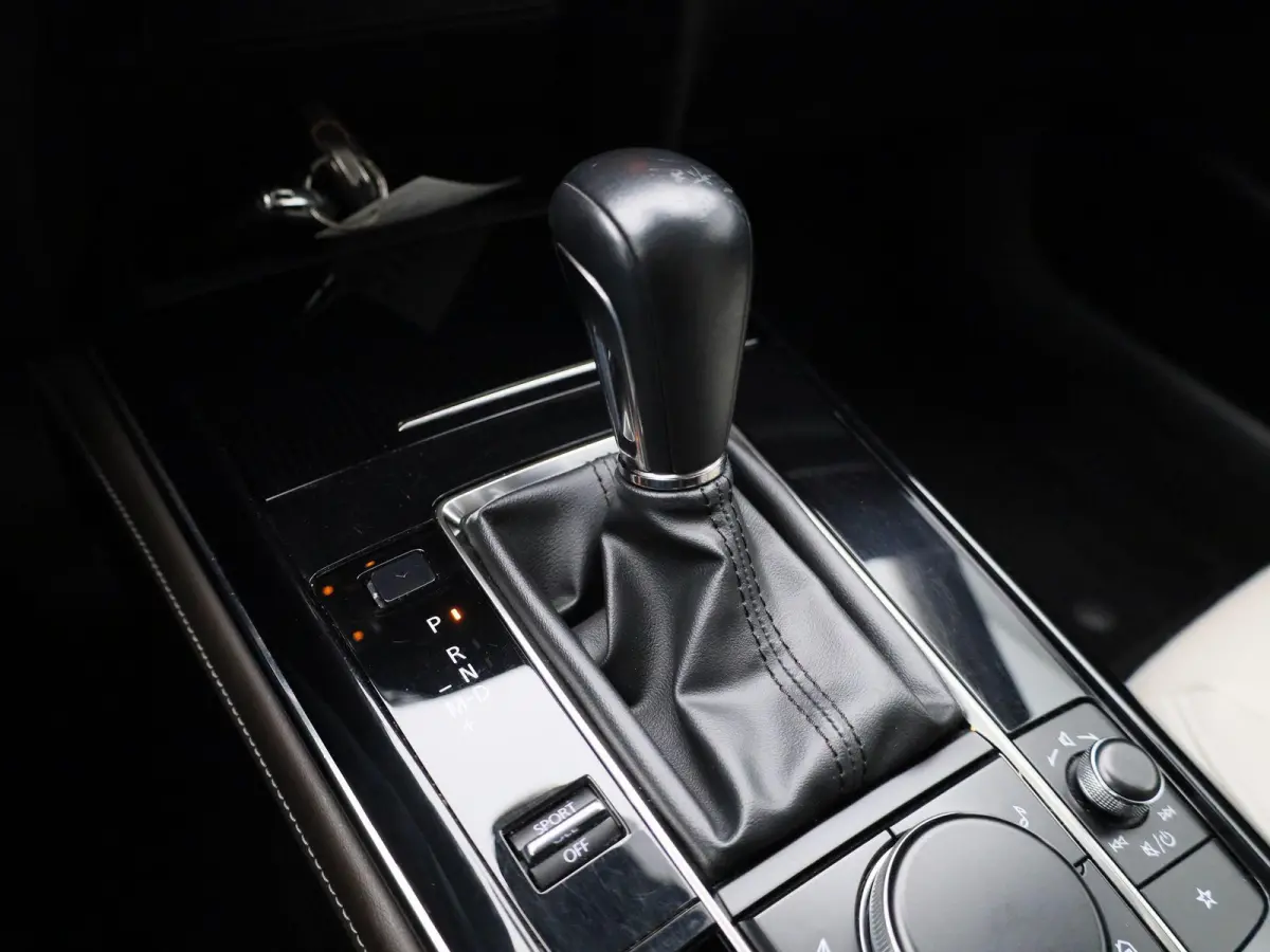 2.0 e-SkyActiv-X M Hybrid Luxury | Automaat | schuif-/kanteldak | Bose-audiosysteem | Leder | Trekhaak | Memory seats | DAB | Head up display | camera | Stoel- Stuurverwarming | Elektrische 