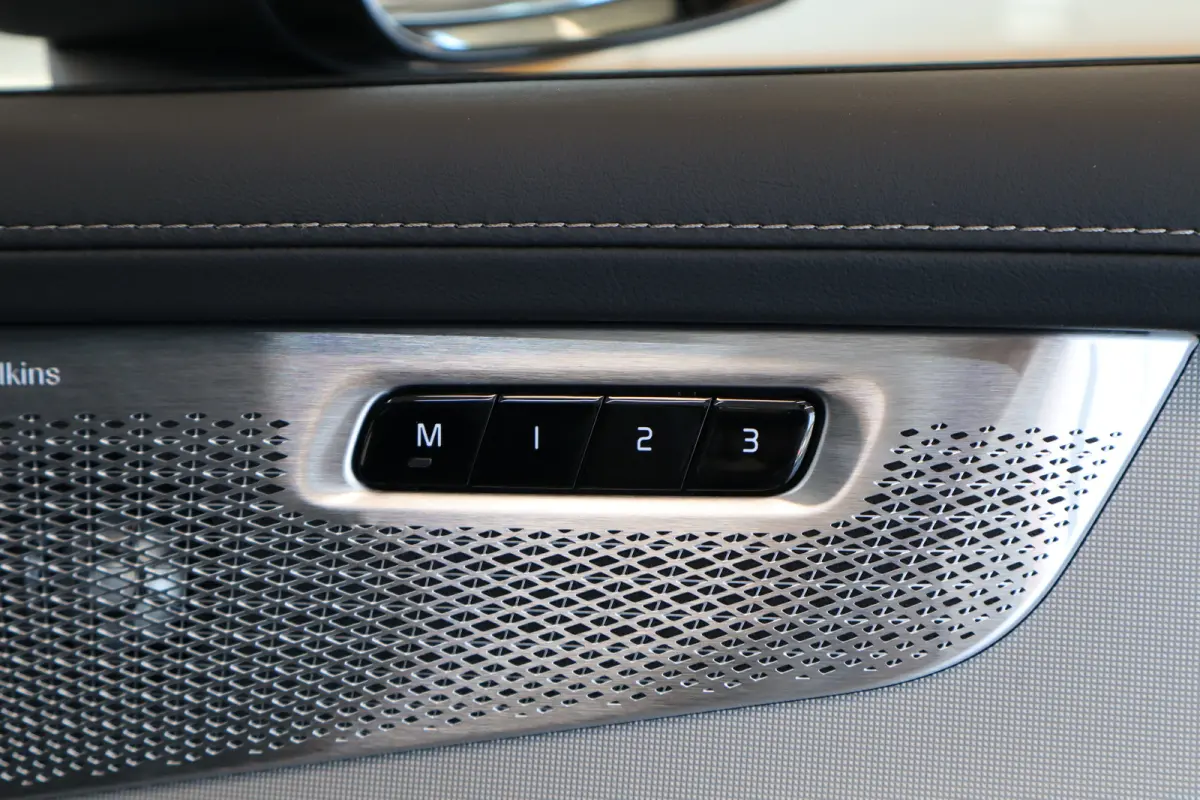 T8 406PK AWD Ultra Dark Executive | Trekhaak inklapbaar | Bowers & Wilkins audiosysteem | Elektrisch glazen panorama-dak | Luchtvering | 22" lichtmetalen velgen | Massagefunctie voorstoelen