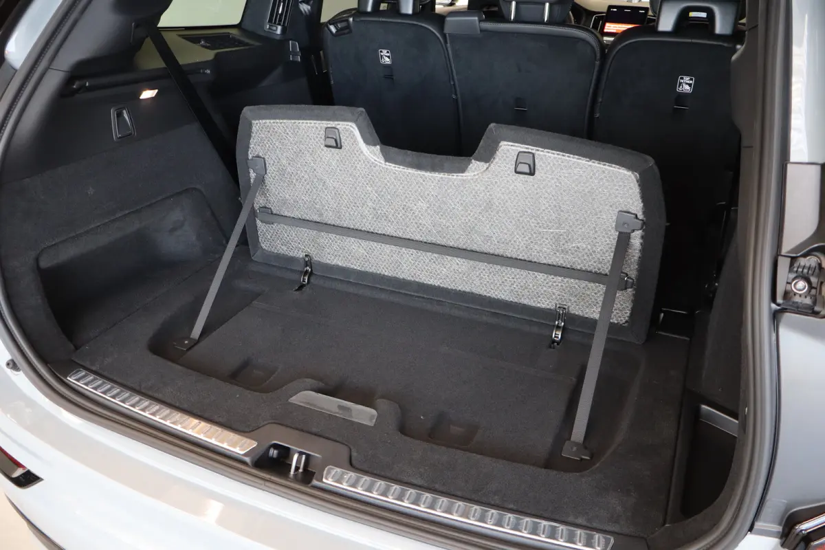 T8 406PK AWD Ultra Dark Executive | Trekhaak inklapbaar | Bowers & Wilkins audiosysteem | Elektrisch glazen panorama-dak | Luchtvering | 22" lichtmetalen velgen | Massagefunctie voorstoelen