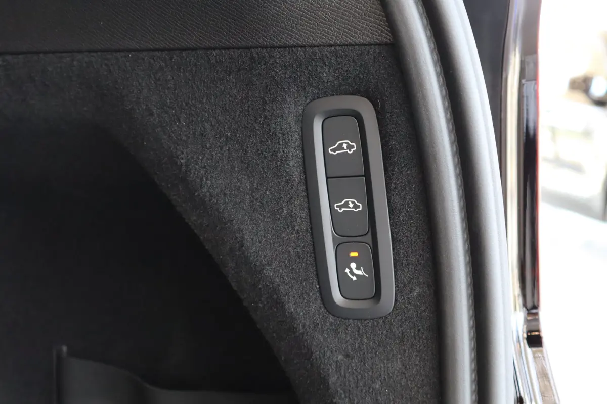 T8 406PK AWD Ultra Dark Executive | Trekhaak inklapbaar | Bowers & Wilkins audiosysteem | Elektrisch glazen panorama-dak | Luchtvering | 22" lichtmetalen velgen | Massagefunctie voorstoelen