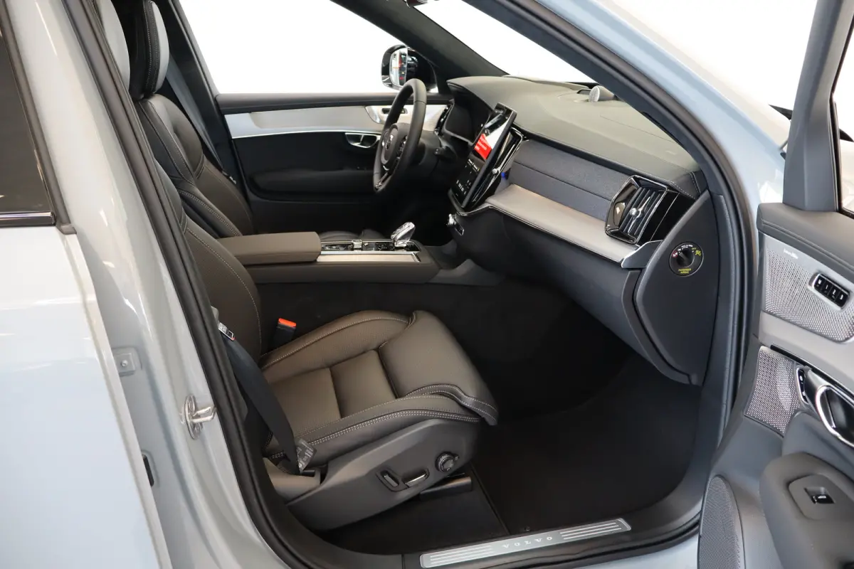 T8 406PK AWD Ultra Dark Executive | Trekhaak inklapbaar | Bowers & Wilkins audiosysteem | Elektrisch glazen panorama-dak | Luchtvering | 22" lichtmetalen velgen | Massagefunctie voorstoelen