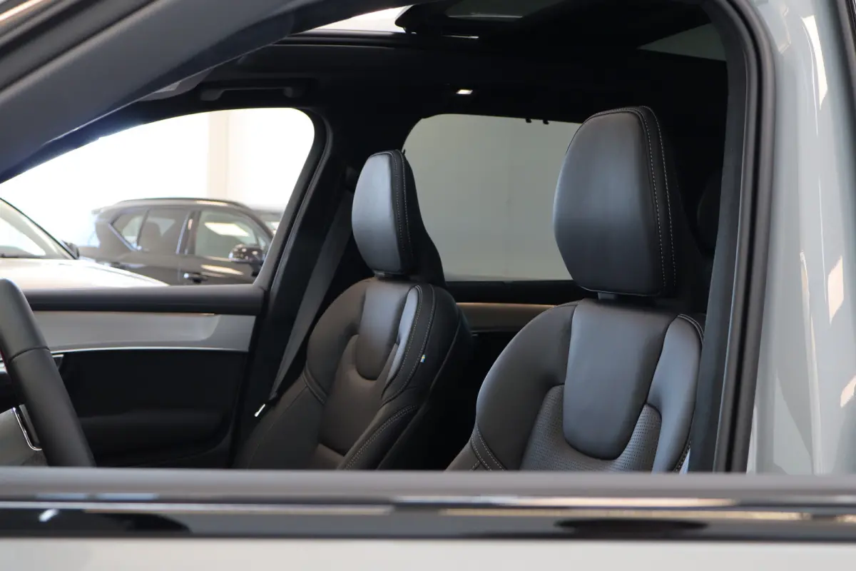 T8 406PK AWD Ultra Dark Executive | Trekhaak inklapbaar | Bowers & Wilkins audiosysteem | Elektrisch glazen panorama-dak | Luchtvering | 22" lichtmetalen velgen | Massagefunctie voorstoelen