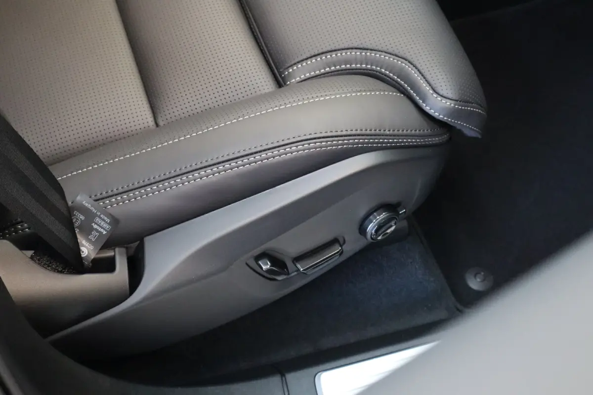 T8 406PK AWD Ultra Dark Executive | Trekhaak inklapbaar | Bowers & Wilkins audiosysteem | Elektrisch glazen panorama-dak | Luchtvering | 22" lichtmetalen velgen | Massagefunctie voorstoelen