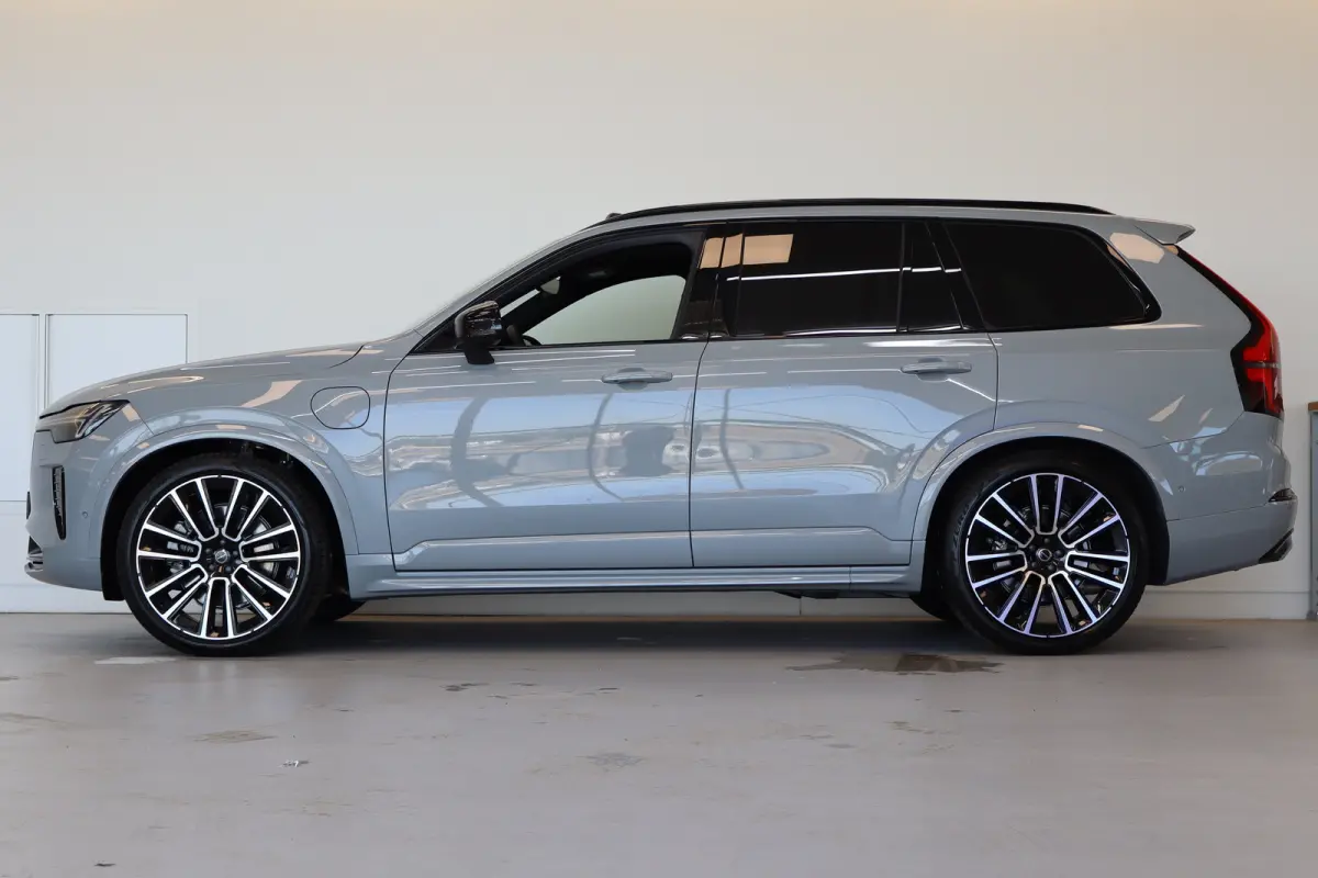 T8 406PK AWD Ultra Dark Executive | Trekhaak inklapbaar | Bowers & Wilkins audiosysteem | Elektrisch glazen panorama-dak | Luchtvering | 22" lichtmetalen velgen | Massagefunctie voorstoelen