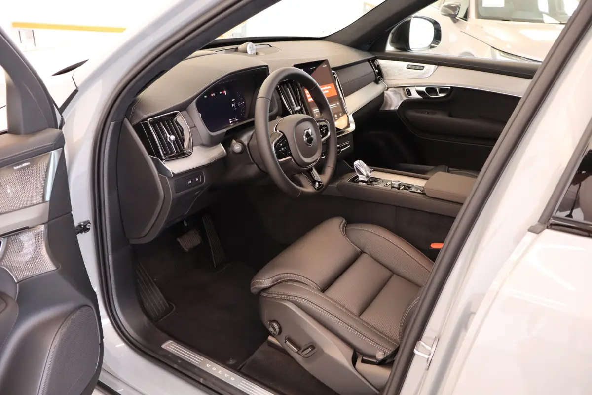 T8 406PK AWD Ultra Dark Executive | Trekhaak inklapbaar | Bowers & Wilkins audiosysteem | Elektrisch glazen panorama-dak | Luchtvering | 22" lichtmetalen velgen | Massagefunctie voorstoelen