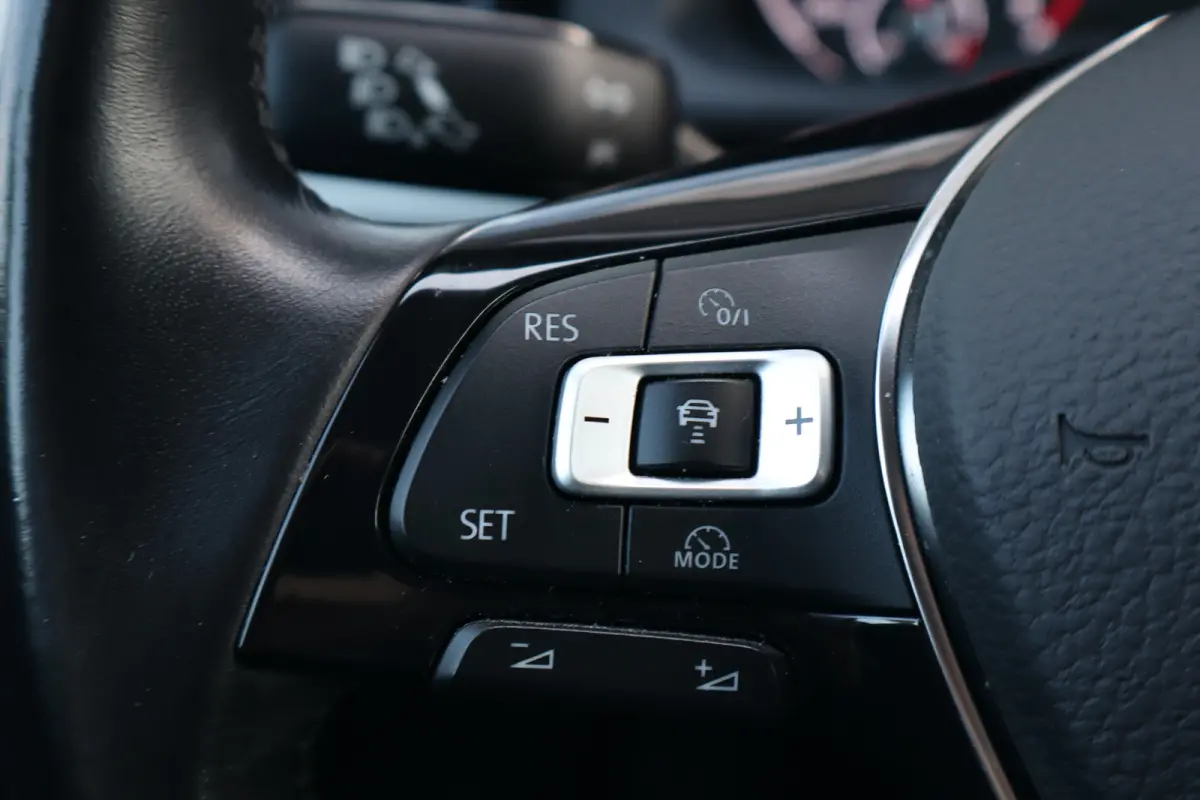 1.0 TSI R-Line Edition 95PK AUTOMAAT | Airco | App-Connect draadloze smartphone integratie | Cruise control adaptief