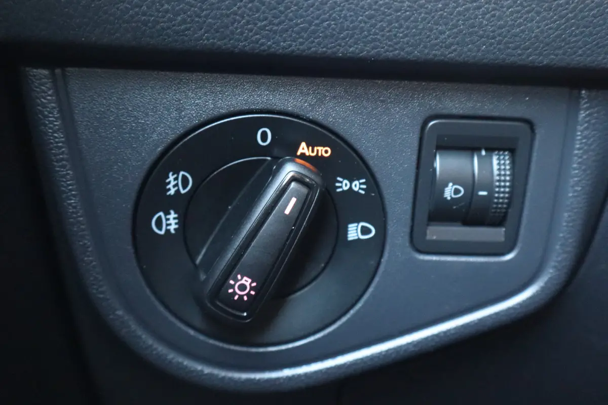 1.0 TSI R-Line Edition 95PK AUTOMAAT | Airco | App-Connect draadloze smartphone integratie | Cruise control adaptief