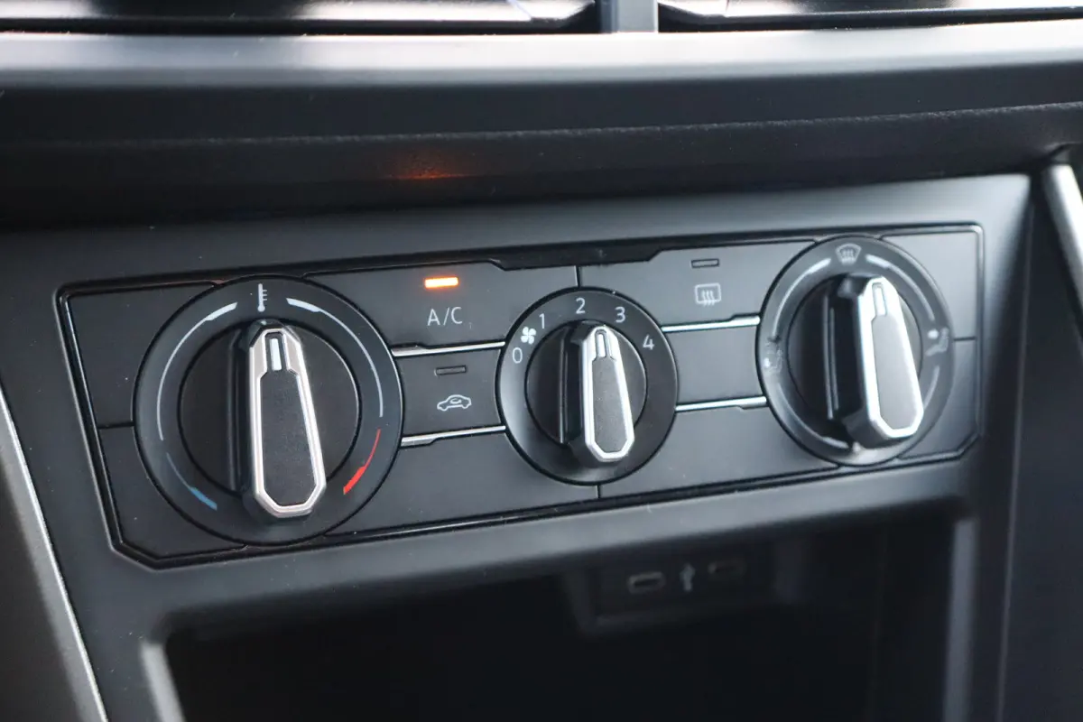 1.0 TSI R-Line Edition 95PK AUTOMAAT | Airco | App-Connect draadloze smartphone integratie | Cruise control adaptief
