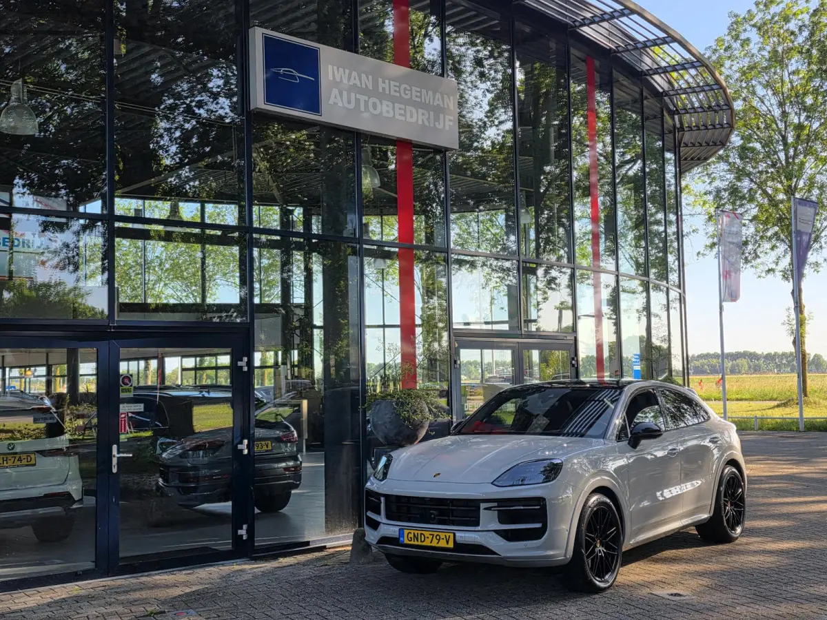 3.0 E-Hybrid | Sport Design pakket | Wegkl. Trekhaak | Luchtvering | Panoramadak | Leder | LED | Sfeerverlichting | Climate Control | 21 inch