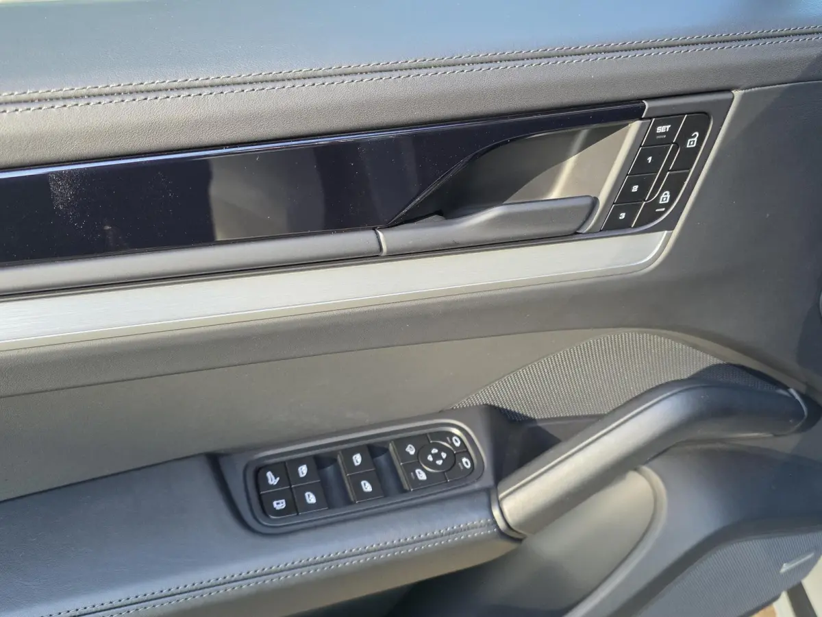 3.0 E-Hybrid | Sport Design pakket | Wegkl. Trekhaak | Luchtvering | Panoramadak | Leder | LED | Sfeerverlichting | Climate Control | 21 inch