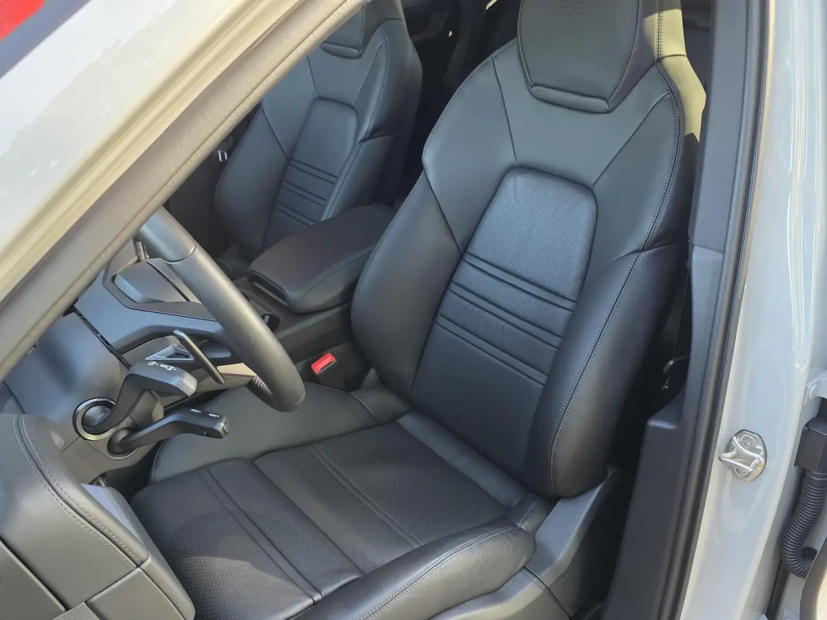 3.0 E-Hybrid | Sport Design pakket | Wegkl. Trekhaak | Luchtvering | Panoramadak | Leder | LED | Sfeerverlichting | Climate Control | 21 inch