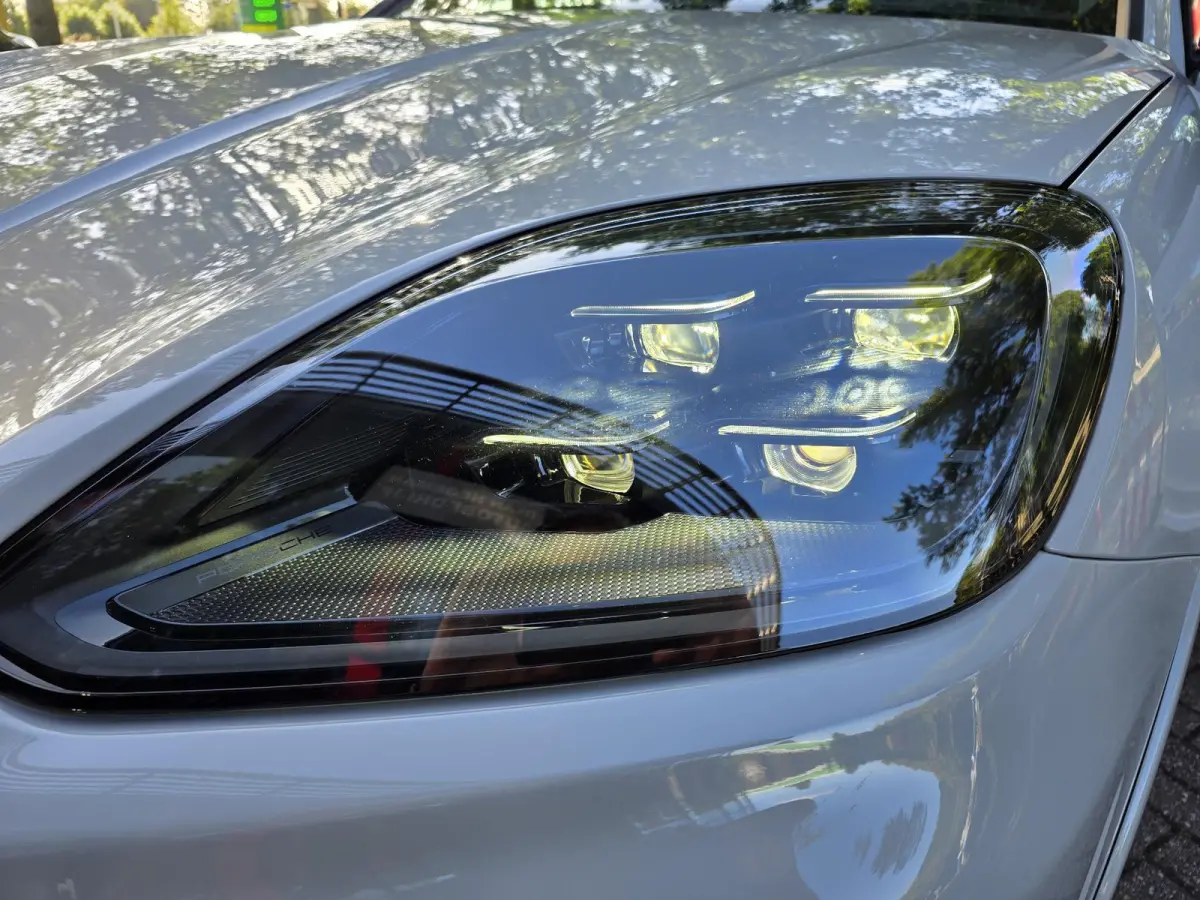 3.0 E-Hybrid | Sport Design pakket | Wegkl. Trekhaak | Luchtvering | Panoramadak | Leder | LED | Sfeerverlichting | Climate Control | 21 inch
