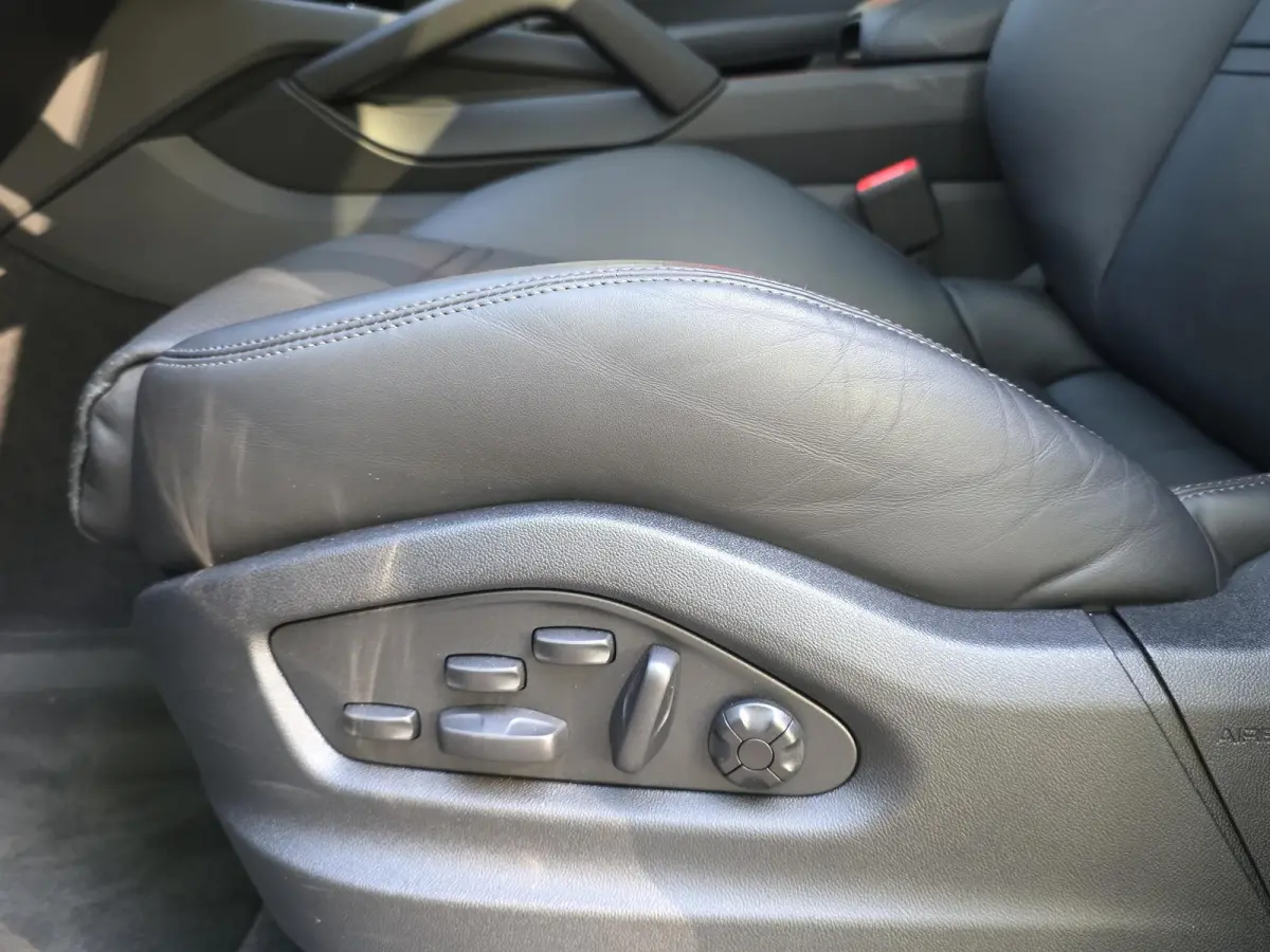 3.0 E-Hybrid | Sport Design pakket | Wegkl. Trekhaak | Luchtvering | Panoramadak | Leder | LED | Sfeerverlichting | Climate Control | 21 inch