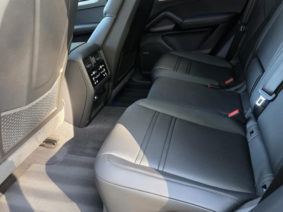3.0 E-Hybrid | Sport Design pakket | Wegkl. Trekhaak | Luchtvering | Panoramadak | Leder | LED | Sfeerverlichting | Climate Control | 21 inch