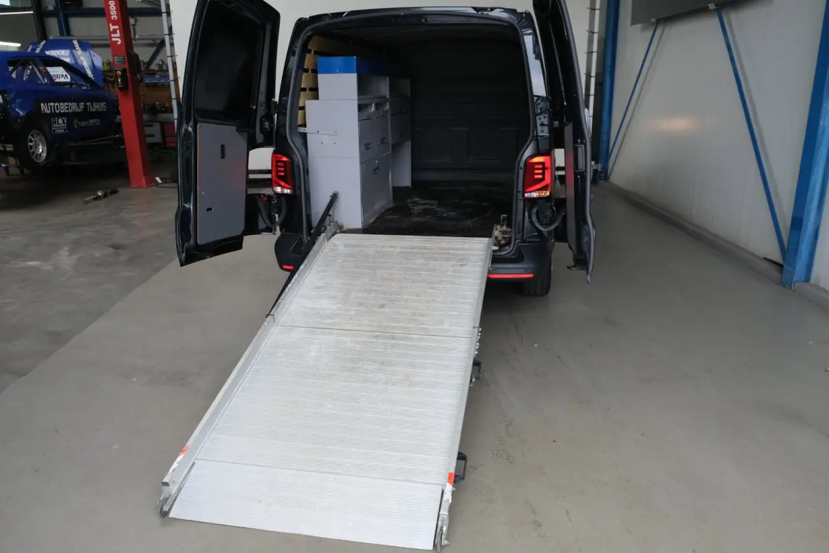 2.0 TDI 150PK L2H1 28 Comfortline Automaat - Airco, Cruise, Navi, PDC, Camera, Carplay, Trekhaak.