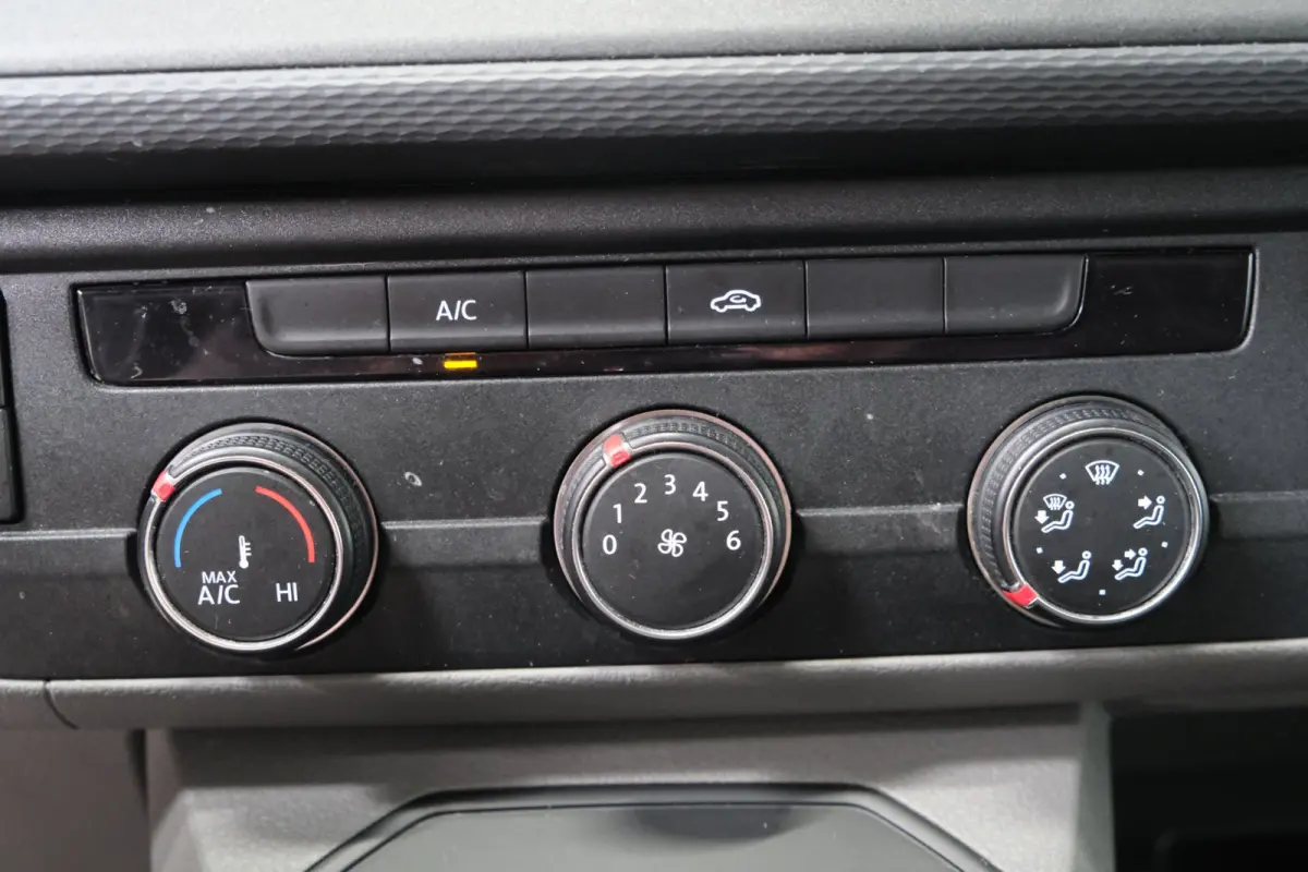 2.0 TDI 150PK L2H1 28 Comfortline Automaat - Airco, Cruise, Navi, PDC, Camera, Carplay, Trekhaak.
