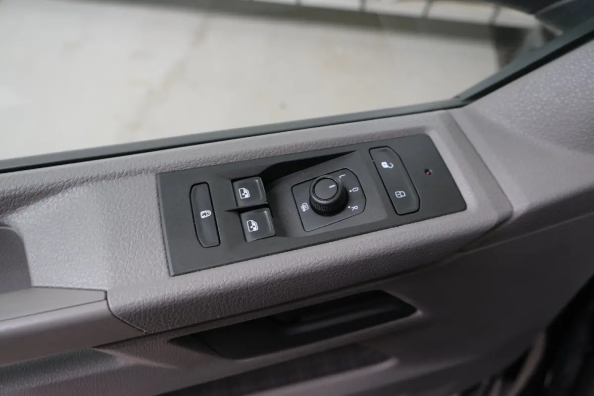 2.0 TDI 150PK L2H1 28 Comfortline Automaat - Airco, Cruise, Navi, PDC, Camera, Carplay, Trekhaak.