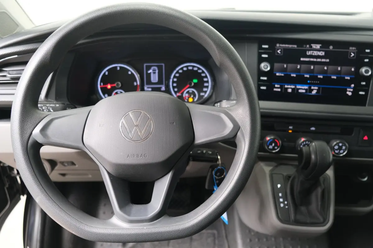2.0 TDI 150PK L2H1 28 Comfortline Automaat - Airco, Cruise, Navi, PDC, Camera, Carplay, Trekhaak.